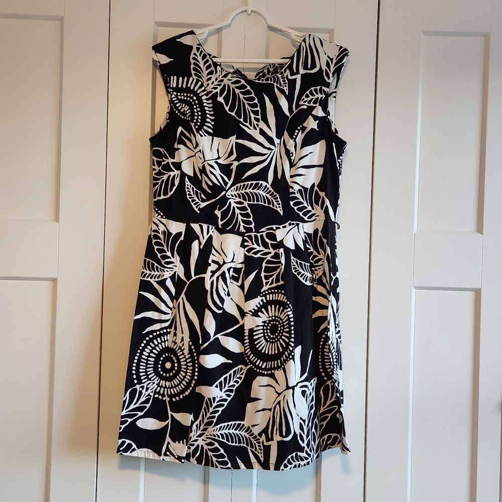 Perceptions Black And White Sleeveless Leaf Pattern Dress